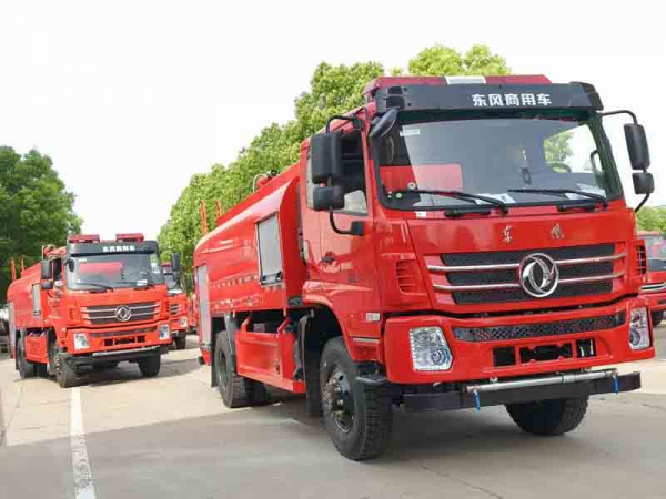 東風(fēng)四驅(qū)越野8.5噸供水車(chē)